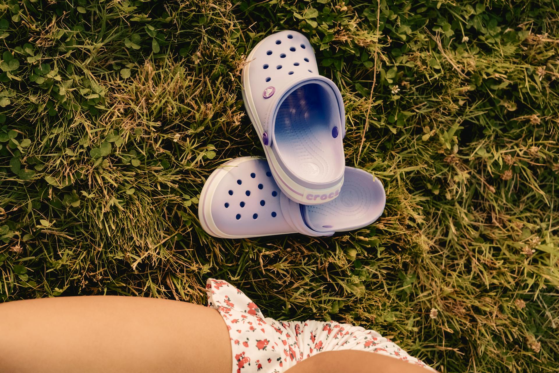 Crocs: o calçado renegado que agora é trend, saiba como montar looks com a peça